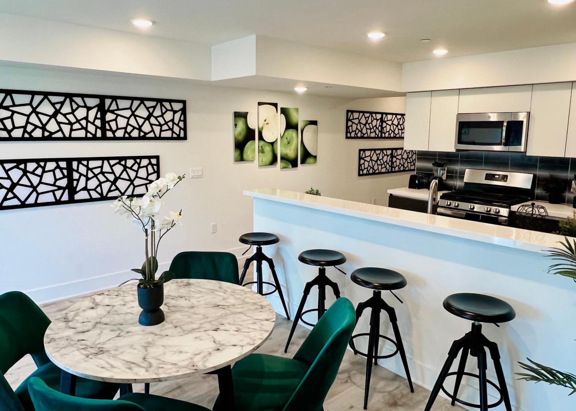 Century Cozy 2 Bedroom 4 Sleeps Crib W Parking 505